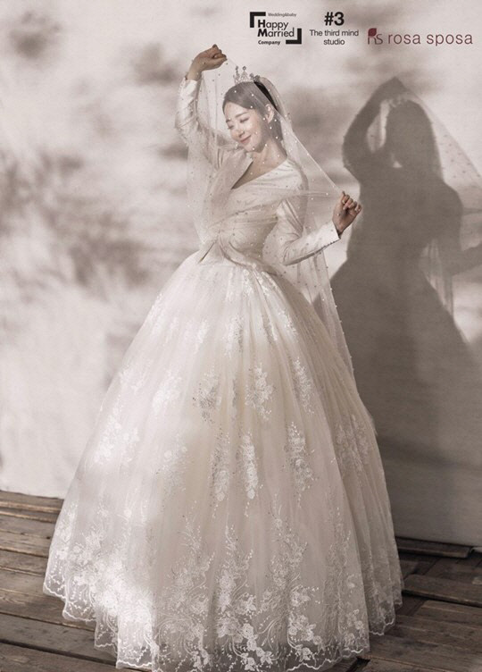 개그우먼 안소미가 오는 4월 결혼식을 앞두고 웨딩화보를 공개했다. <해피메리드컴퍼니 , 써드마인드스튜디오 , 봉드 제공>